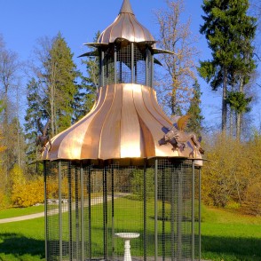 Putnu paviljons Alūksnes pils parkā Putnu paviljons Alūksnes pils parkā