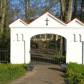 Nīcas luterāņu baznīcas ieejas vārti Nīcas luterāņu baznīcas ieejas vārti