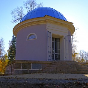 Mauzolejs Alūksnes pils parkā Mauzolejs Alūksnes pils parkā