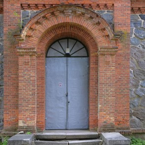 Alojas pareizticīgo baznīcas ieejas portāls Alojas pareizticīgo baznīcas ieejas portāls