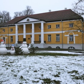 Vērgales muižas pils ziemā Vērgales muižas pils ziemā