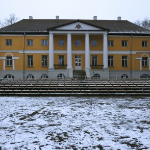 Vērgales muižas pils ziemā Vērgales muižas pils ziemā