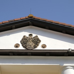 Ģerbonis Vērgales pils fasādē Ģerbonis Vērgales pils fasādē