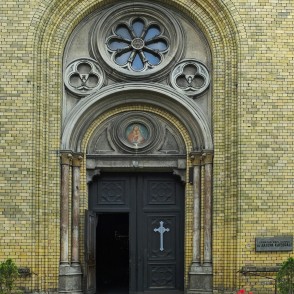 Liepājas Sv. Jāzepa katedrāles ieejas portāls Liepājas Sv. Jāzepa katedrāles ieejas portāls