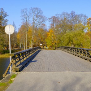 Alūksnes Pilssalas koka tilts rudenī Alūksnes Pilssalas koka tilts rudenī