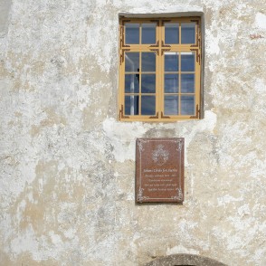 Piemiņas plāksne uz Alsungas pils torņa Piemiņas plāksne uz Alsungas pils torņa