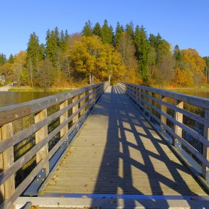 Ejot pa Tempļakalna ielas gājēju tiltu Ejot pa Tempļakalna ielas gājēju tiltu