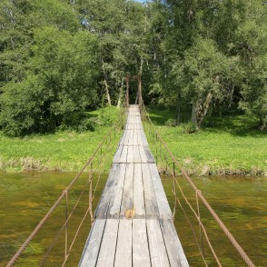 Gājēju trošu tiltiņš Vidagā Gājēju trošu tiltiņš Vidagā
