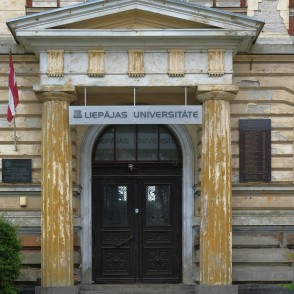Liepājas Universitāte ieejas portāls (Kr.Valdemāra 4) Liepājas Universitāte ieejas portāls (Kr.Valdemāra 4)