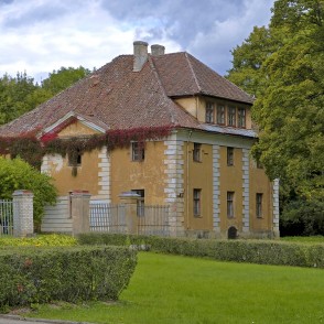 Kavalieru nams un klēts Kazdangā Kavalieru nams un klēts Kazdangā