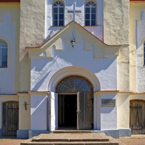 Rucavas luterāņu baznīcas ieejas portāls Rucavas luterāņu baznīcas ieejas portāls