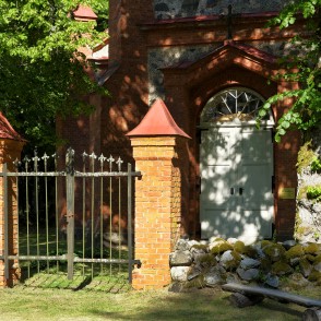 Rindas luterāņu baznīcas ieejas portāls Rindas luterāņu baznīcas ieejas portāls