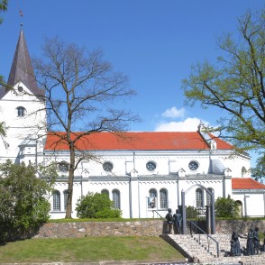 Saldus Sv. Jāņa luterāņu baznīca un bronzas skulptūras Saldus Sv. Jāņa luterāņu baznīca un bronzas skulptūras