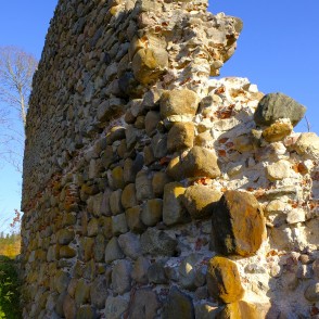 Alūksnes pilsdrupu mūra fragments Alūksnes pilsdrupu mūra fragments