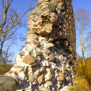 Alūksnes pilsdrupu mūra fragments Alūksnes pilsdrupu mūra fragments