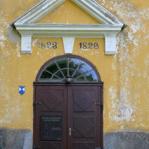 Zeltiņu luterāņu baznīcas ieejas portāls Zeltiņu luterāņu baznīcas ieejas portāls