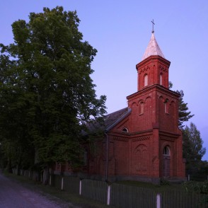 Miķeļtorņa luterāņu baznīca pēc saulrieta Miķeļtorņa luterāņu baznīca pēc saulrieta