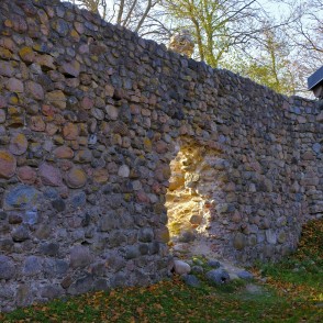 Alūksnes pilsdrupu mūris ar caurumu Alūksnes pilsdrupu mūris ar caurumu