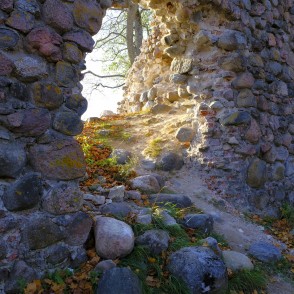 Caurums Alūksnes pilsdrupu mūrī Caurums Alūksnes pilsdrupu mūrī