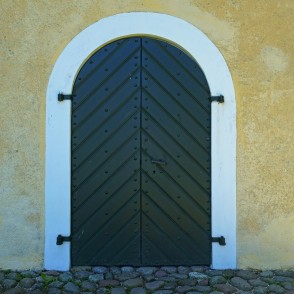 Klosteres baznīcas ieejas portāls Klosteres baznīcas ieejas portāls