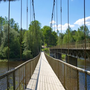 Gājēju tilts pār Gauju pie Rāmniekiem Gājēju tilts pār Gauju pie Rāmniekiem