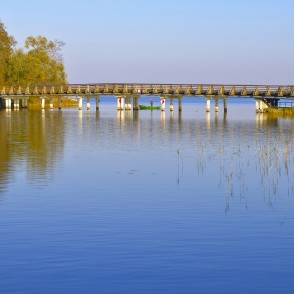 Alūksnes Pilssalas koka tilts rudenī Alūksnes Pilssalas koka tilts rudenī