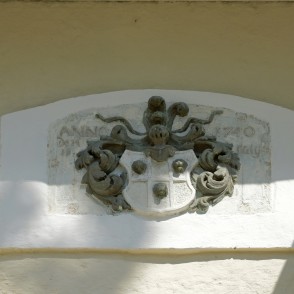 Ģerbonis Rubenes luterāņu baznīcas fasādē Ģerbonis Rubenes luterāņu baznīcas fasādē