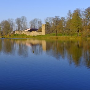Skats uz Alūksnes pilsdrupām Skats uz Alūksnes pilsdrupām
