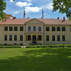 Lažas - Padures muižas pils centrālā fasāde Lažas - Padures muižas pils centrālā fasāde