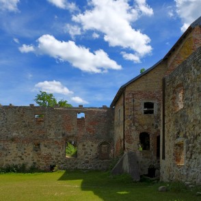 Aizputes ordeņa pils iekšpagalms Aizputes ordeņa pils iekšpagalms