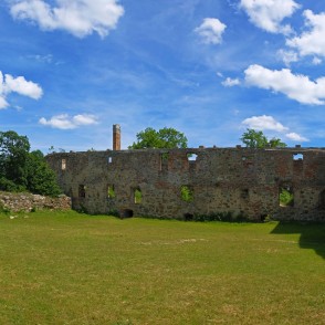Aizputes ordeņa pils iekšpagalma panorāma Aizputes ordeņa pils iekšpagalma panorāma