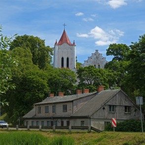 Skats uz Aizputes Sv. Jāņa luterāņu baznīcu Skats uz Aizputes Sv. Jāņa luterāņu baznīcu