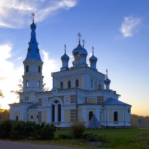 Stāmerienas pareizticīgo baznīca vakara gaismā Stāmerienas pareizticīgo baznīca vakara gaismā