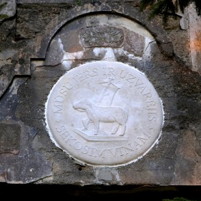 Ģerbonis virs Smaižu baznīcas ieejas Ģerbonis virs Smaižu baznīcas ieejas