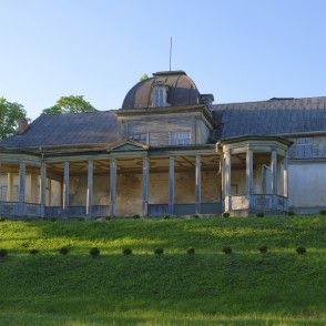 Burtnieku muižas klēts ar koka piebūvi Burtnieku muižas klēts ar koka piebūvi