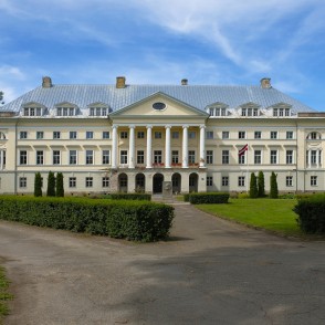 Kazdangas pils centrālā fasaāde Kazdangas pils centrālā fasaāde