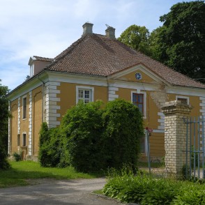 Kavalieru nams un klēts Kazdangā Kavalieru nams un klēts Kazdangā