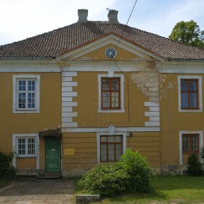 Kavalieru nams un klēts Kazdangā Kavalieru nams un klēts Kazdangā