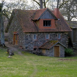 Ēka Strazdes muižas parkā Ēka Strazdes muižas parkā