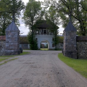 Jaungulbenes pils iebraucamie vārti Jaungulbenes pils iebraucamie vārti