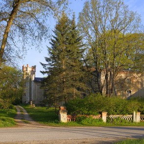 Skats uz Šķēdes muižas pili Skats uz Šķēdes muižas pili