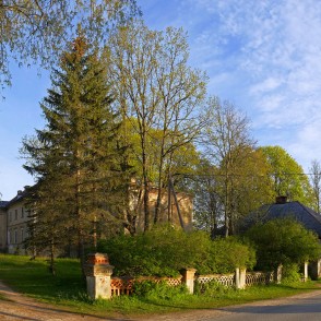 Skats uz Šķēdes muižas pili no ceļa puses Skats uz Šķēdes muižas pili no ceļa puses