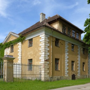 Kavalieru nams un klēts Kazdangā Kavalieru nams un klēts Kazdangā