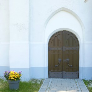 Valkas-Lugažu baznīcas ieejas portāls Valkas-Lugažu baznīcas ieejas portāls