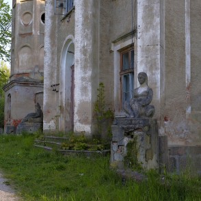 Skulptūras pie Šķēdes muižas pils ieejas Skulptūras pie Šķēdes muižas pils ieejas