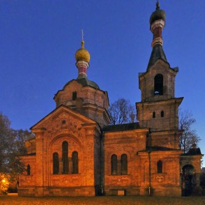 Kuldīgas pareizticīgo baznīca naktī Kuldīgas pareizticīgo baznīca naktī