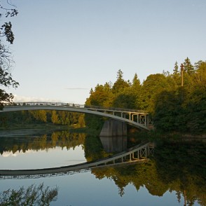 Arkveida gājēju tilts pār Ogres upi Arkveida gājēju tilts pār Ogres upi