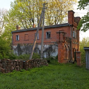 Ēka blakus Šķēdes muižas pilij Ēka blakus Šķēdes muižas pilij
