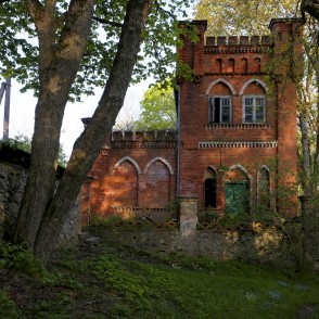 Ēka blakus Šķēdes muižas pilij Ēka blakus Šķēdes muižas pilij