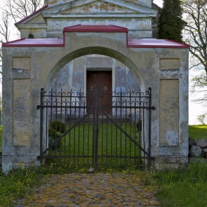 Lutriņu luterāņu baznīcas vārti Lutriņu luterāņu baznīcas vārti